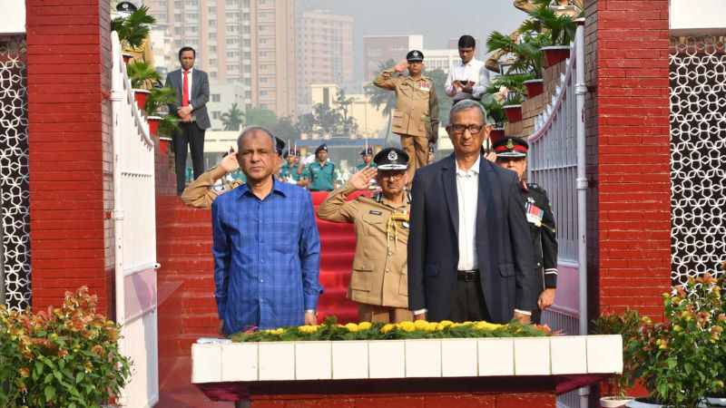 রাজারবাগ পুলিশ স্মৃতিসৌধে স্বরাষ্ট্র উপদেষ্টা, আইজিপির শ্রদ্ধা